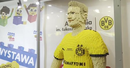 Łukasz Piszczek z klocków lego stanął w centrum handlowym w Gliwicach.
