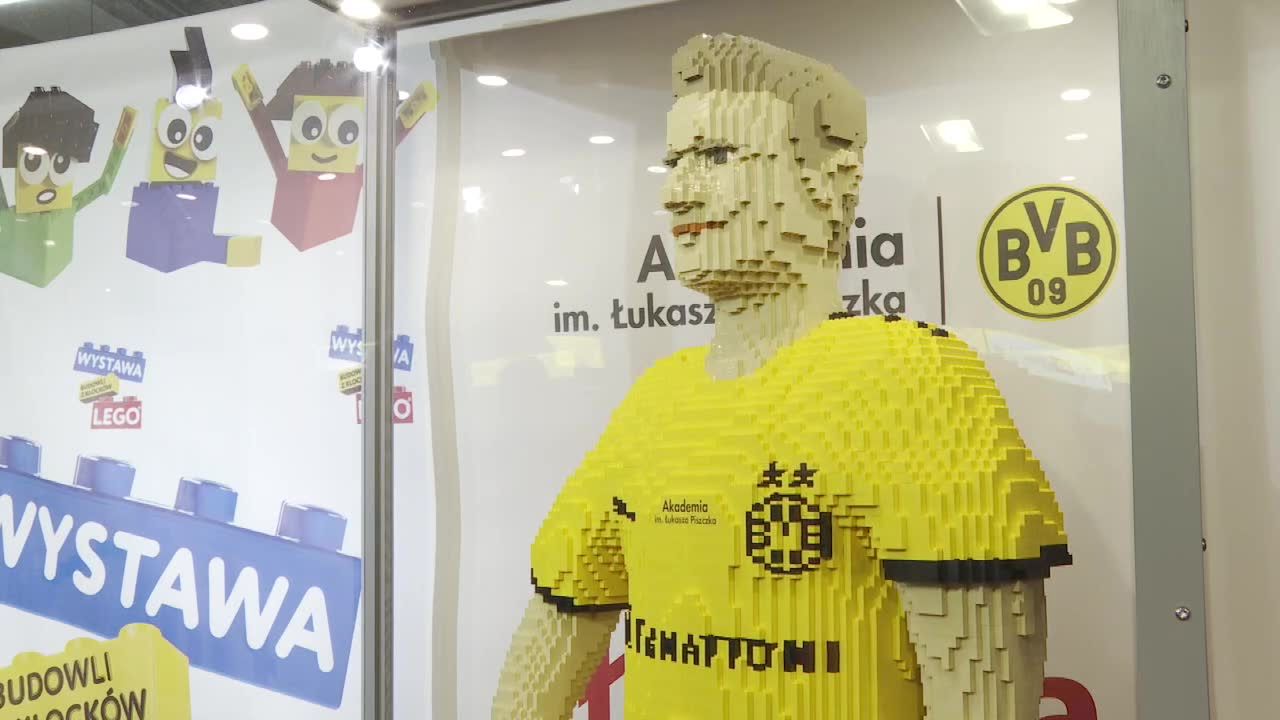 Łukasz Piszczek z klocków lego stanął w centrum handlowym w Gliwicach.