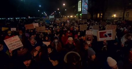“Stop Putin”, “Nie wojnie”. Protest przed ambasadą Rosji