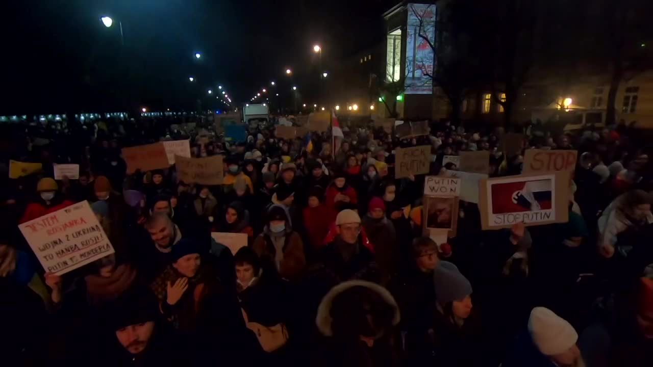 “Stop Putin”, “Nie wojnie”. Protest przed ambasadą Rosji