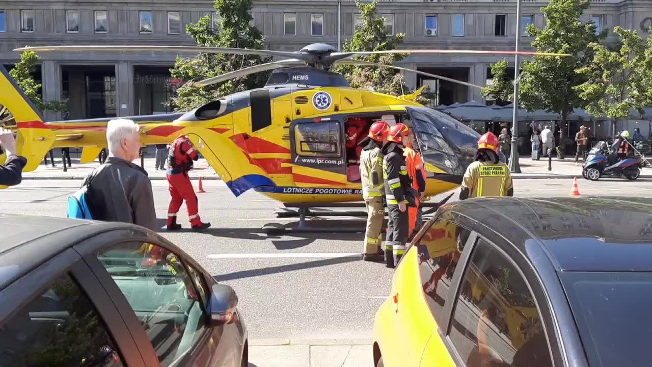 Śmigłowiec LPR lądował w centrum Warszawy. Ratownicy medyczni protestują trzeci dzień.