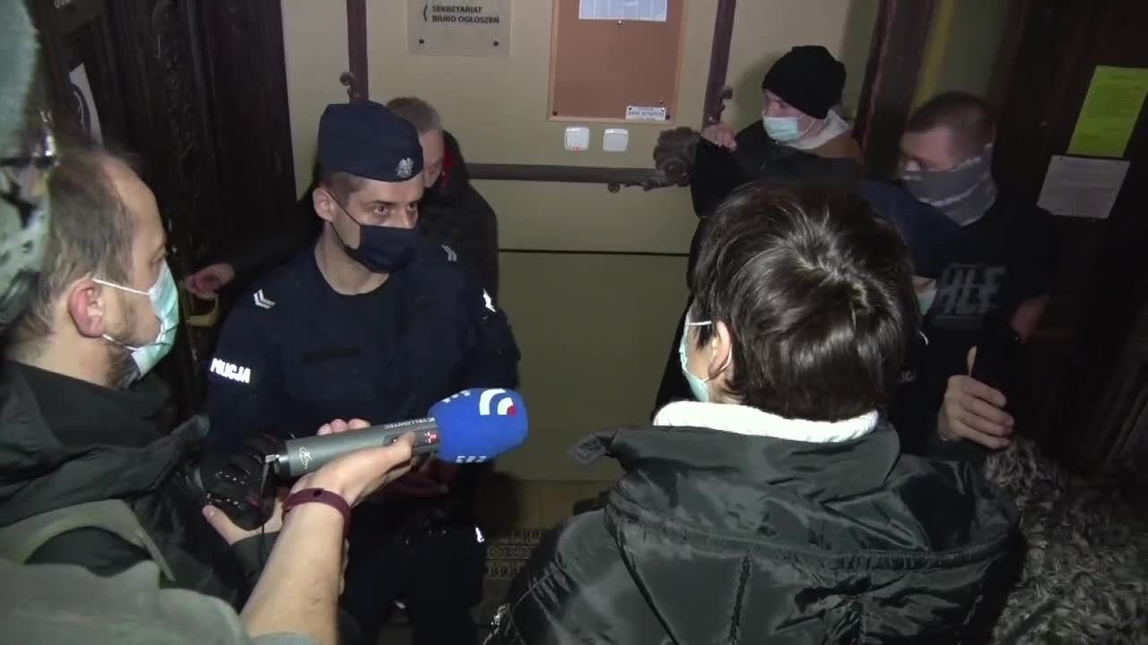 Likwidator w redakcji w asyście policji i ślusarza