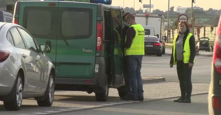 “Przyjechała więźniarka, zapakowała ich i pojechała w stronę Łodzi”. Bus z migrantami zatrzymany na A2 w pobliżu Łodzi