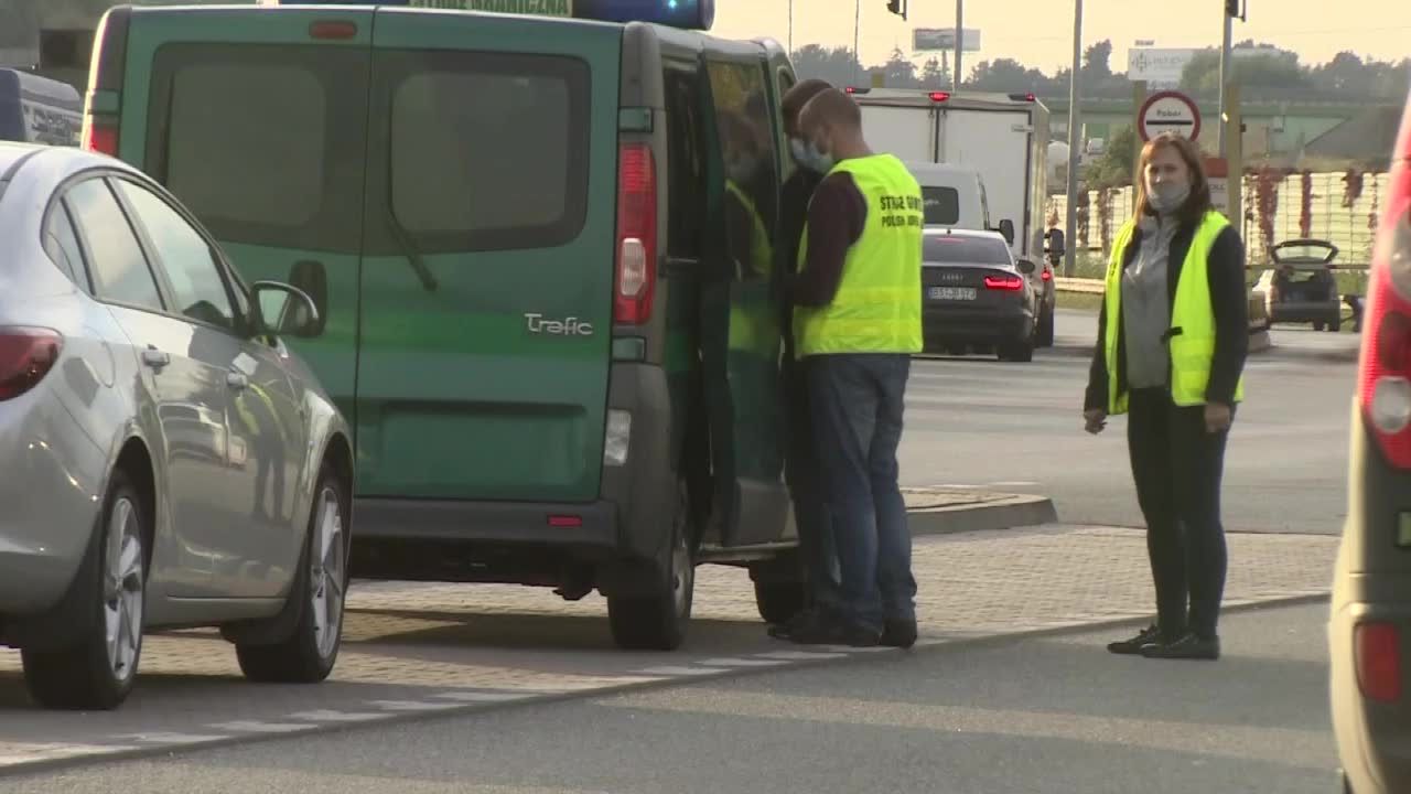 “Przyjechała więźniarka, zapakowała ich i pojechała w stronę Łodzi”. Bus z migrantami zatrzymany na A2 w pobliżu Łodzi