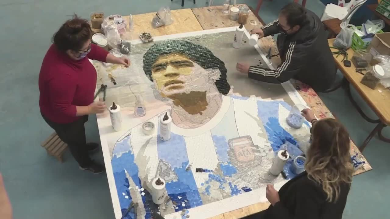 Argentyńscy artyści tworzą murale i mozaiki, poświęcone Diego Maradonie.