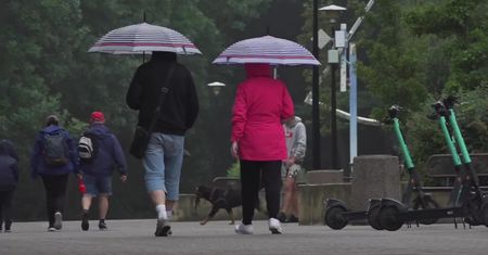 Deszczowa aura nad Bałtykiem nie zniechęca turystów