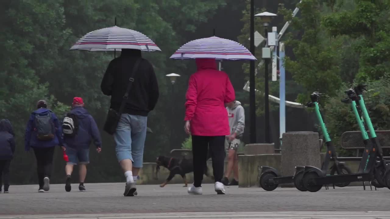 Deszczowa aura nad Bałtykiem nie zniechęca turystów