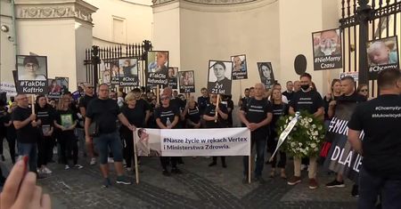 “Przyszliśmy z postulatem refundacji leków przyczynowych w mukowiscydozie”. Protest przed resortem zdrowia