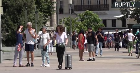 Bez maseczek we Francji. Rząd luzuje obostrzenia i zapowiada zniesienie godziny policyjnej.