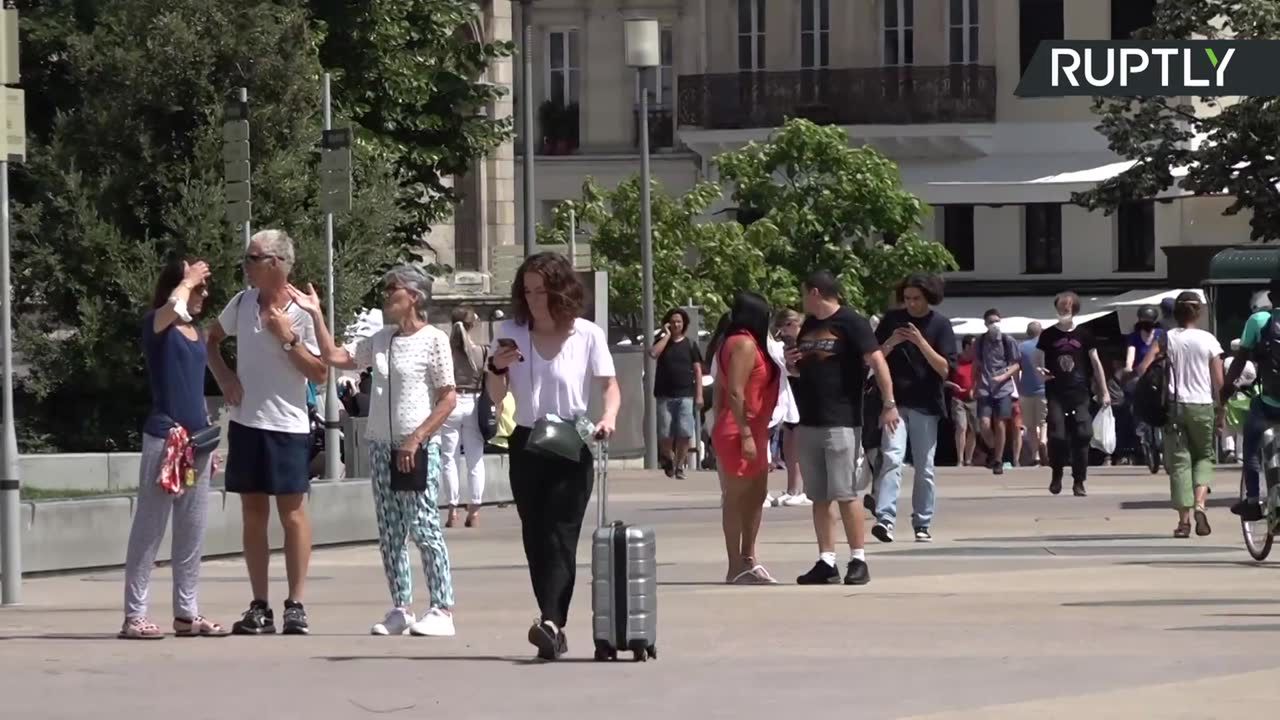 Bez maseczek we Francji. Rząd luzuje obostrzenia i zapowiada zniesienie godziny policyjnej.