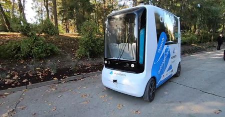 Autonomiczny bus wozi ludzi po cmentarzu. Pilotażowy program w Gdańsku.