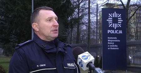 “Niebywałe szczęście”. Mężczyzna chciał kopnąć w busa, stracił równowagę i wpadł pod drugie auto