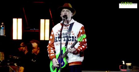 Mark Hoppus z Blink-182 walczy z rakiem.