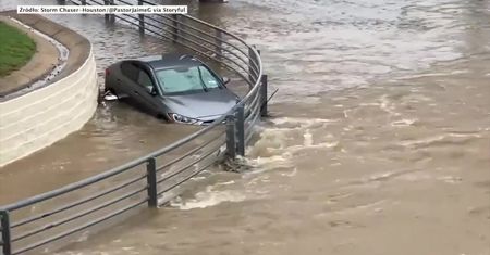 Powódź błyskawiczna w Houston. Wezbrana woda porywała samochody.