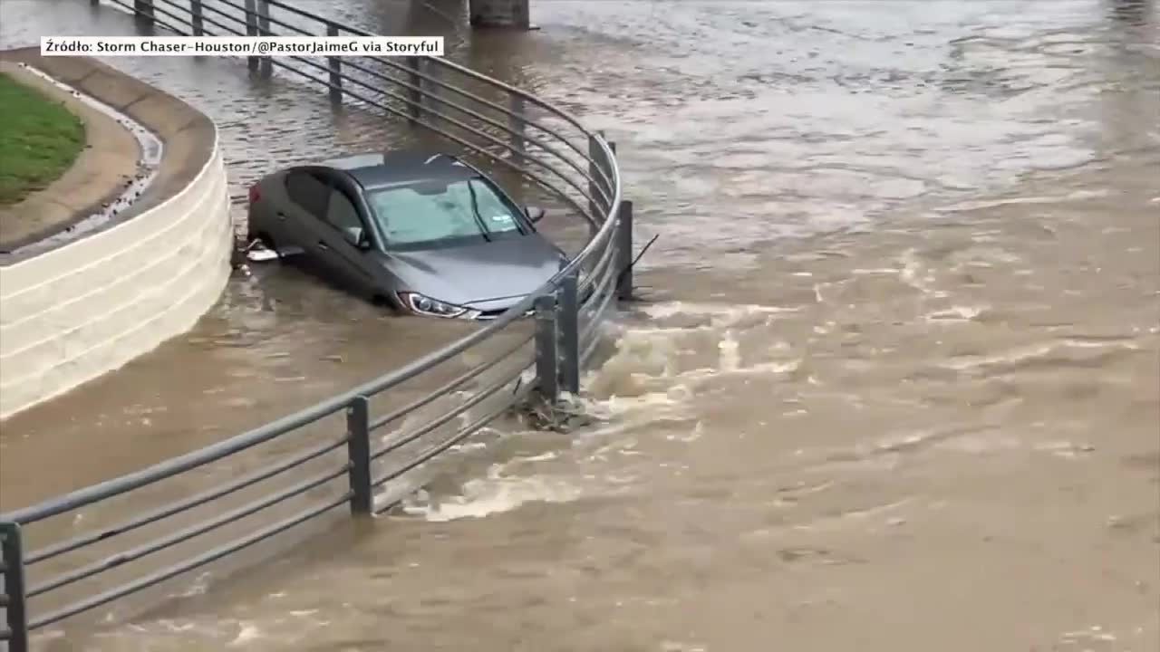 Powódź błyskawiczna w Houston. Wezbrana woda porywała samochody.