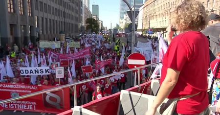 “Czerwony marsz” w centrum Warszawy. “Bez nas sądy i prokuratura nie istnieją”