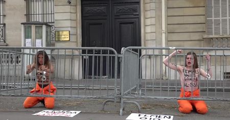 Protest półnagich aktywistek FEMEN-u przed ambasadą Egiptu w Paryżu. Sprzeciwiają się wyrokowi dla gwiazd TikToka