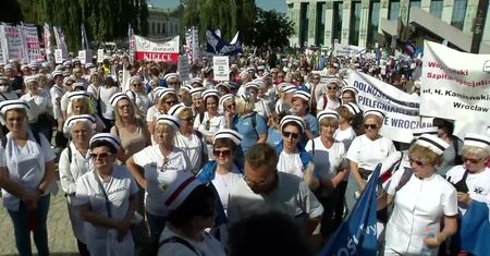 Rozpoczął się protest medyków w Warszawie. Przejdą pod Kancelarię Premiera