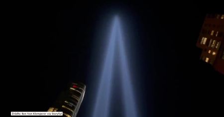 Dwa słupy światła w miejscu wież World Trade Center. 20. rocznica ataków z 11 września 2001 roku
