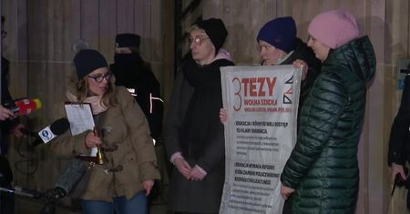 “Wolna szkoła, wolni ludzie, wolna Polska”. Happening przed ministerstwem edukacji i nauki.
