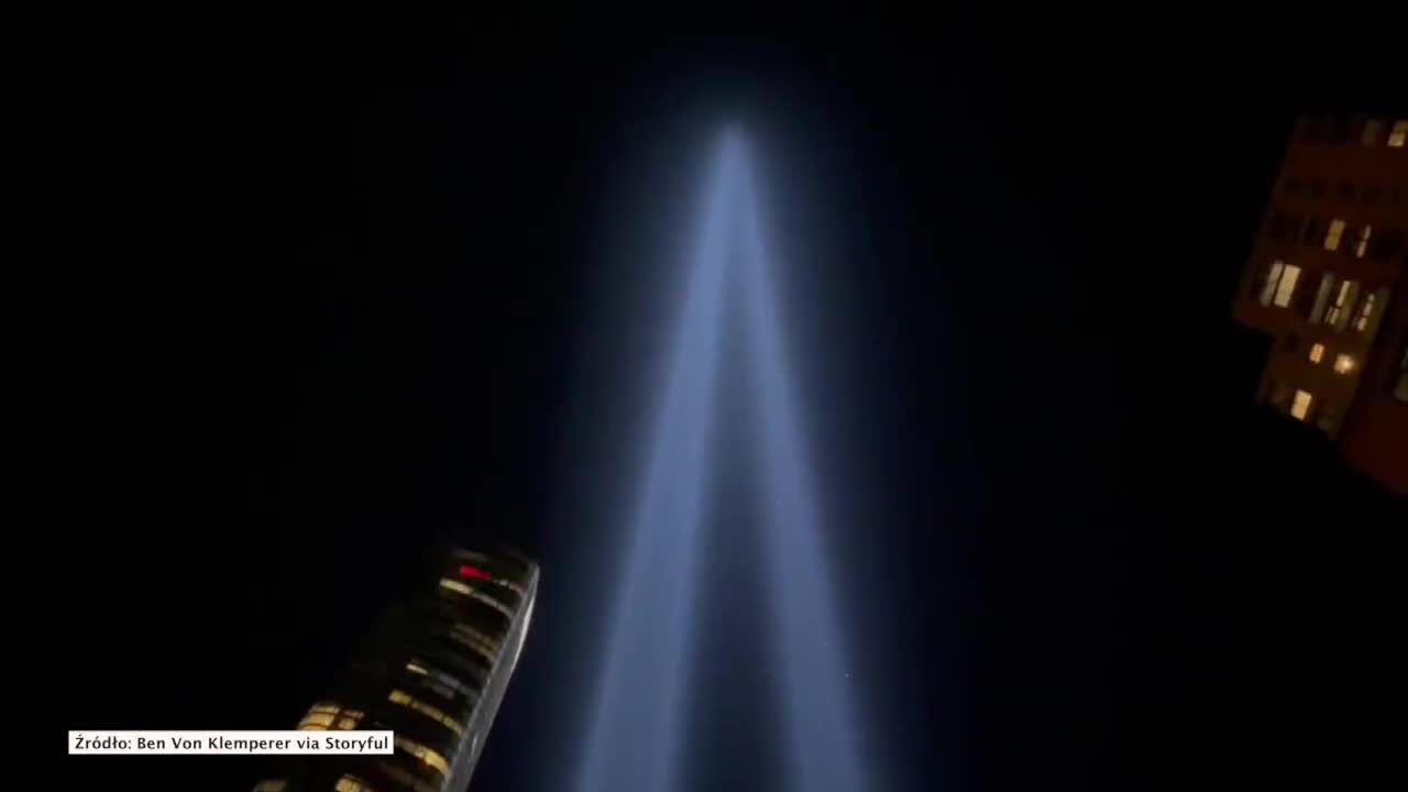 Dwa słupy światła w miejscu wież World Trade Center. 20. rocznica ataków z 11 września 2001 roku