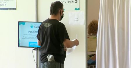 Spada tempo szczepień. Polska na ósmym miejscu w Unii Europejskiej.
