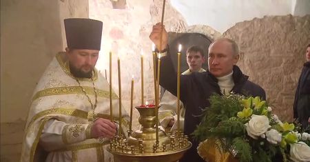 Putin wziął udział w prawosławnej pasterce w cerkwi położonej na wyspie. Dostał się tam poduszkowcem
