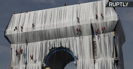 Łuk triumfalny “opakowany”. Wcielono w życie projekt zmarłego artysty Christo.