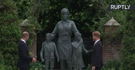 Pomnik księżnej Diany stanął w Pałacu Kensington. Odsłonili go książęta William i Harry.