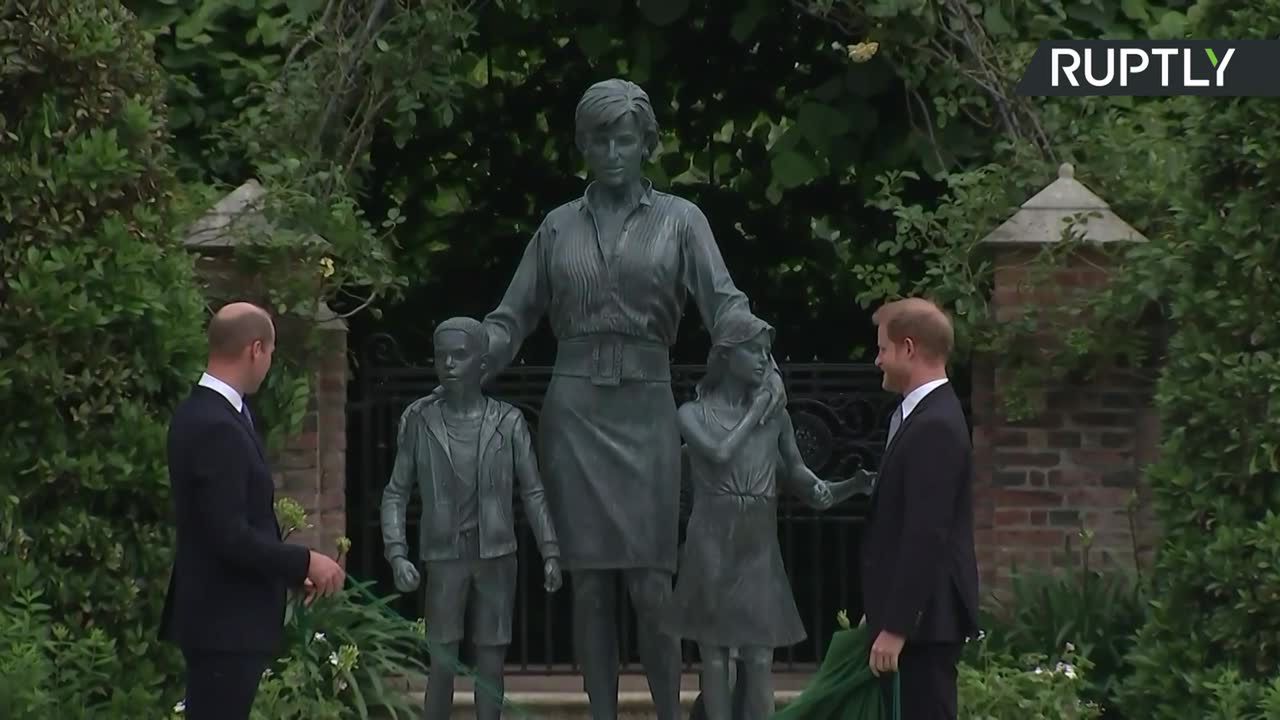 Pomnik księżnej Diany stanął w Pałacu Kensington. Odsłonili go książęta William i Harry.