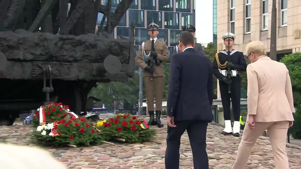 Premierzy Polski i Litwy złożyli kwiaty pod pomnikiem Poległym i Pomordowanym na Wschodzie.