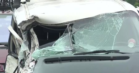 Pięcioro dzieci w szpitalu po zderzeniu busa z autem pilotującym wojskową kolumnę.