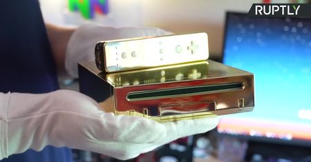 Pokryte złotem Nintendo Wii wystawione na aukcję za 250 tys. euro. Konsola była prezentem dla królowej Elżbiety II