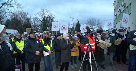 “Wszyscy żyjemy w niepewności”. Protest mieszkańców gminy Jaktorów przeciwko budowie węzła kolejowego w pobliżu CPK