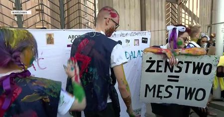 “Przyszłyśmy bronić szkoły przed indoktrynacją ministra Czarnka”. Protesty w kilku miastach.