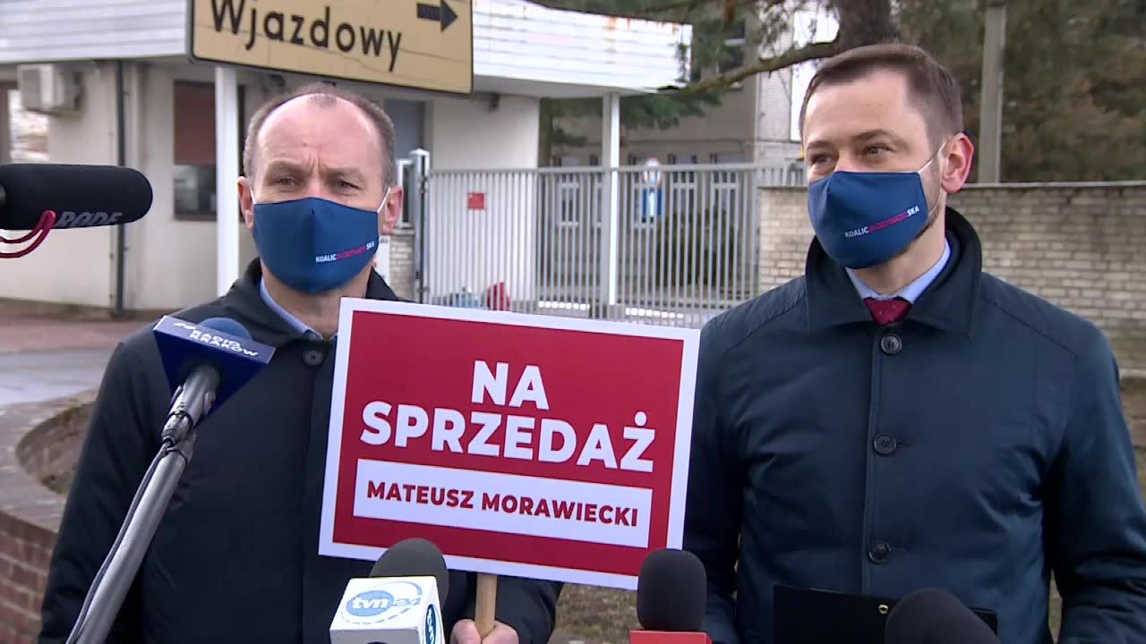 Posłowie KO wbili tablicę “Na sprzedaż – Mateusz Morawiecki” przed bazą paliwową Orlenu. Mówią o największej prywatyzacji ostatnich 20 lat