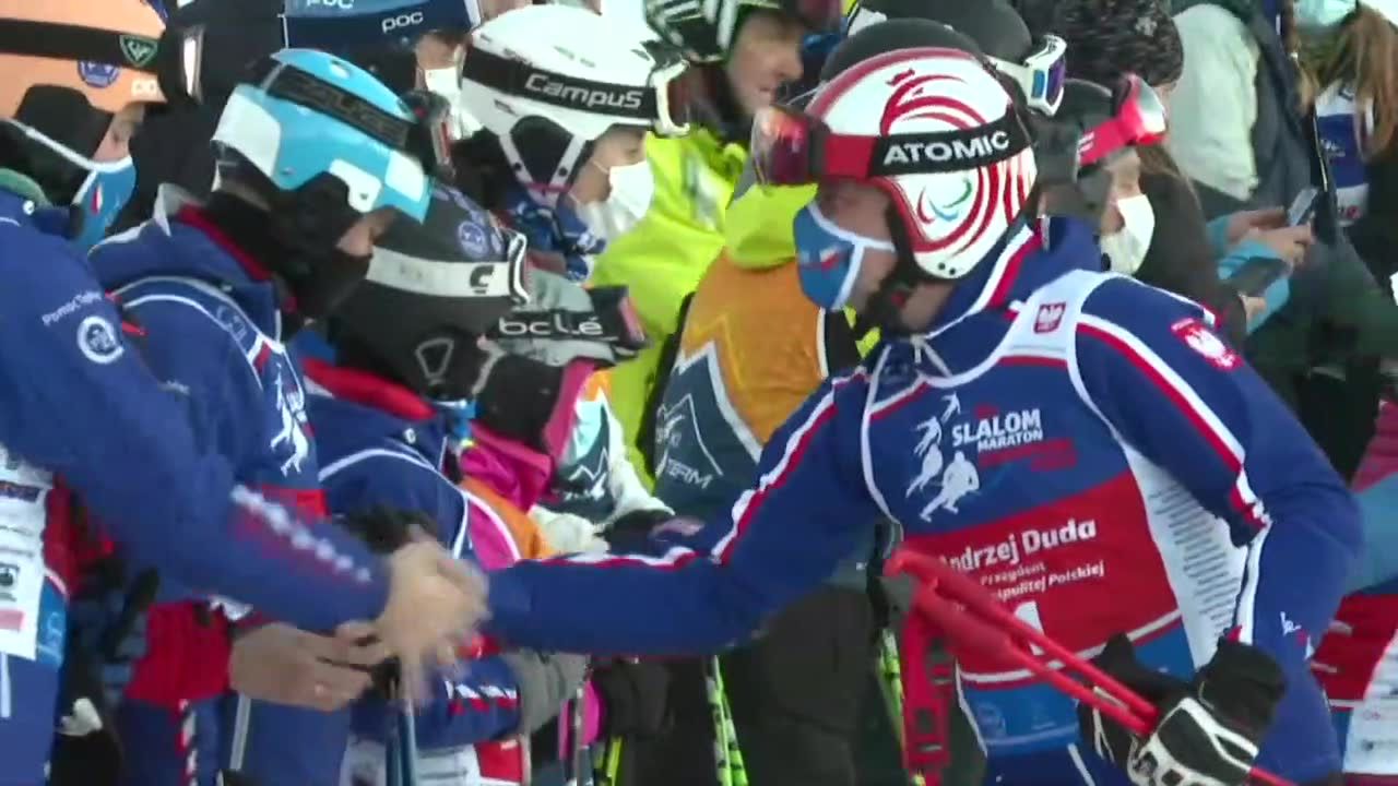 Prezydent Duda wśród uczestników VIII edycji charytatywnych zawodów narciarskich w Zakopanem. Zachwalał szczepionki