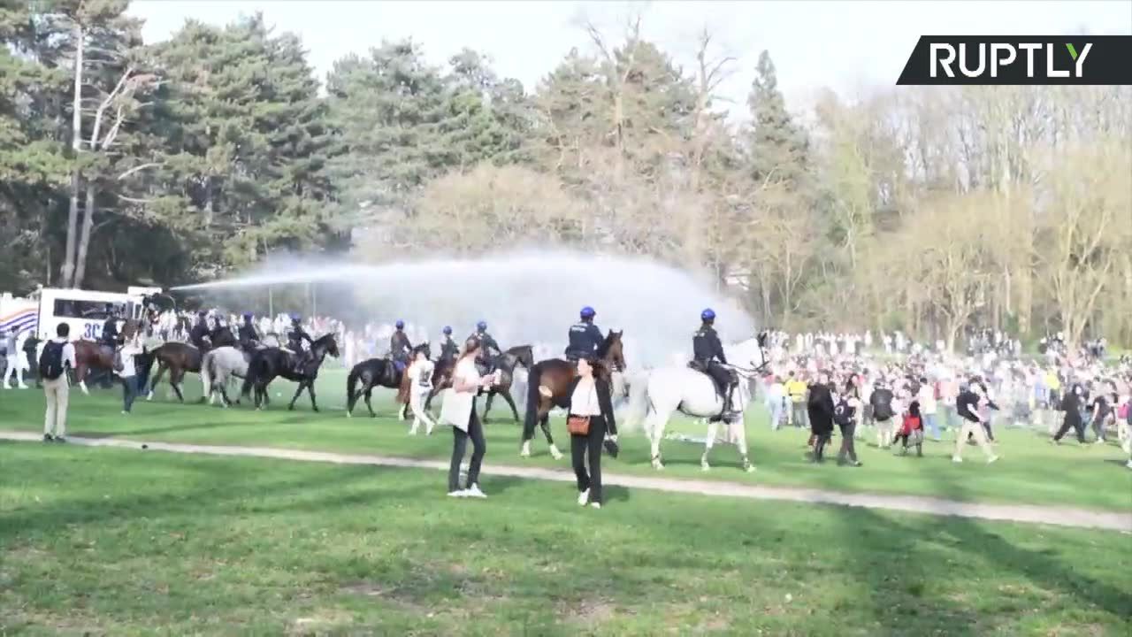 Młodzi Belgowie zorganizowali imprezę w parku. Policja użyła armatek wodnych i gazu łzawiącego.