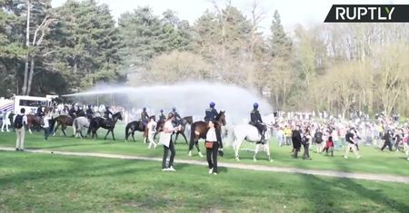 Młodzi Belgowie zorganizowali imprezę w parku. Policja użyła armatek wodnych i gazu łzawiącego.