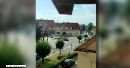 27-latek driftował na rondzie w Jaworze. Wcześniej stracił prawo jazdy