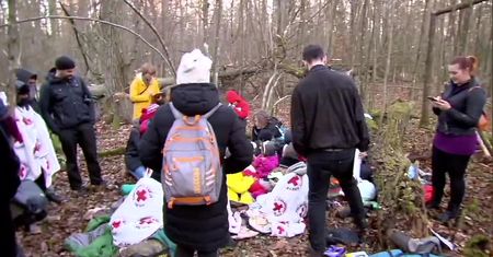 “Byli już 8-krotnie przerzucani przez polską straż graniczną”. Wielopokoleniowa rodzina znaleziona w lesie koło Narewki