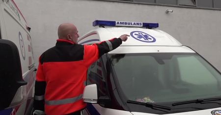 Skakali po dachu ambulansu. Zarzuty dla nastolatków za wielotysięczne straty