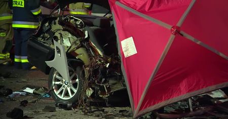 “On nagle turbo jakieś dostał”. Auto wjechało w słup sygnalizacji świetlnej w Rzgowie, trzy ofiary śmiertelne