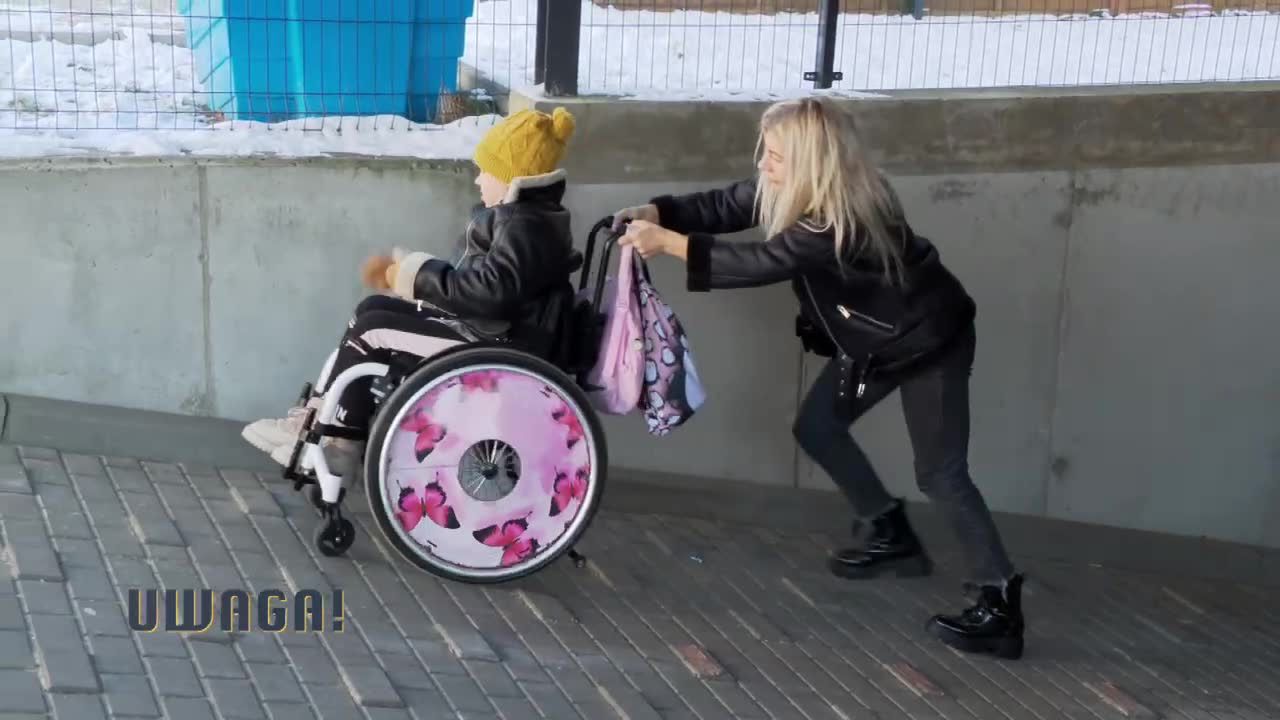 Do mieszkań musieli wchodzić przez garaż. Dlaczego deweloper tak długo zwlekał z naprawą?