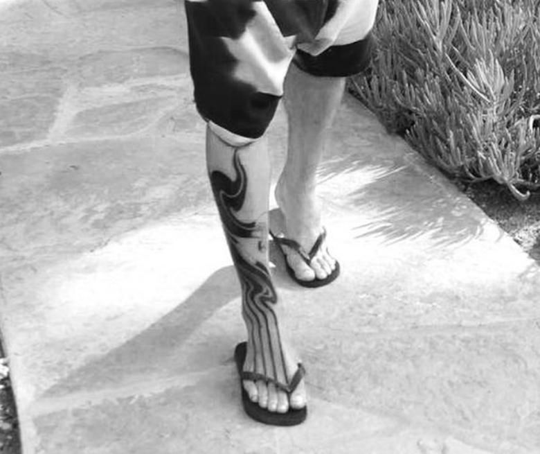 Ricky Martin – tatuaż na nodze
