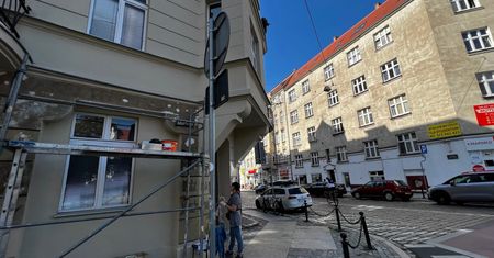 Cenne odkrycie na ul. Mostowej: Renowacja starych napisów na kamienicy z początku XX wieku rzuca nowe światło na historię Poznania