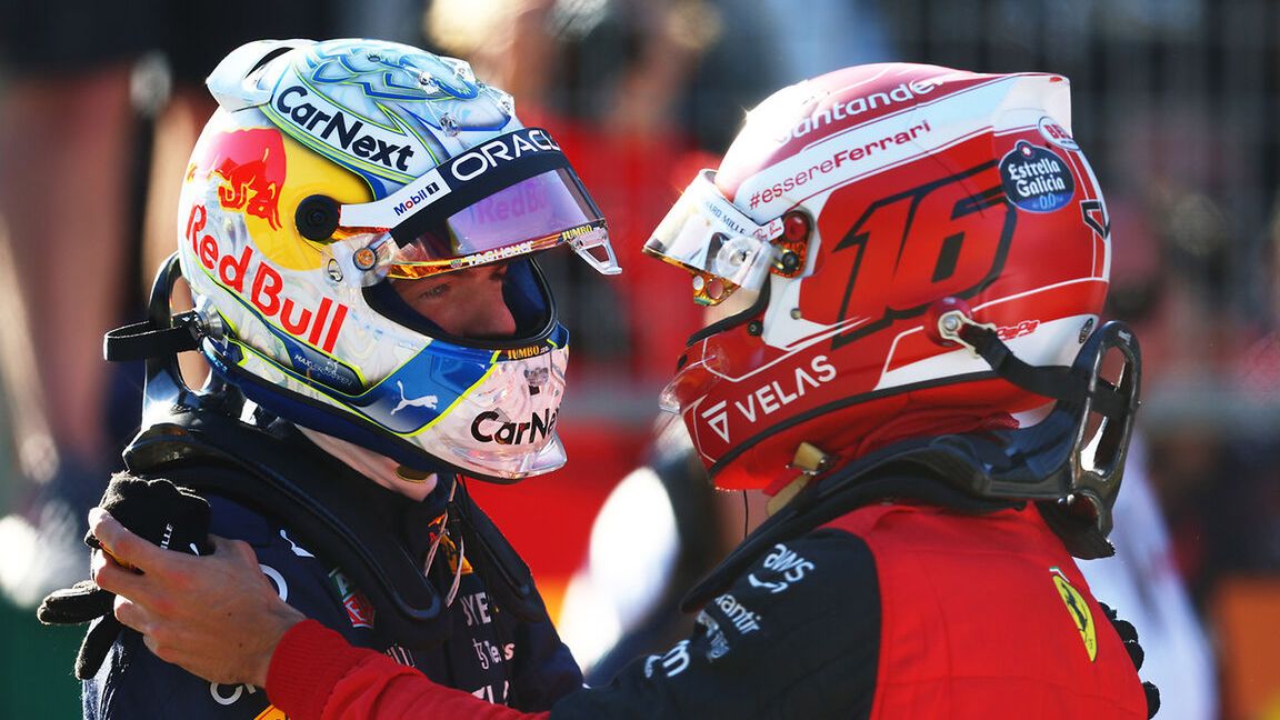 Max Verstappen (po lewej) i Charles Leclerc