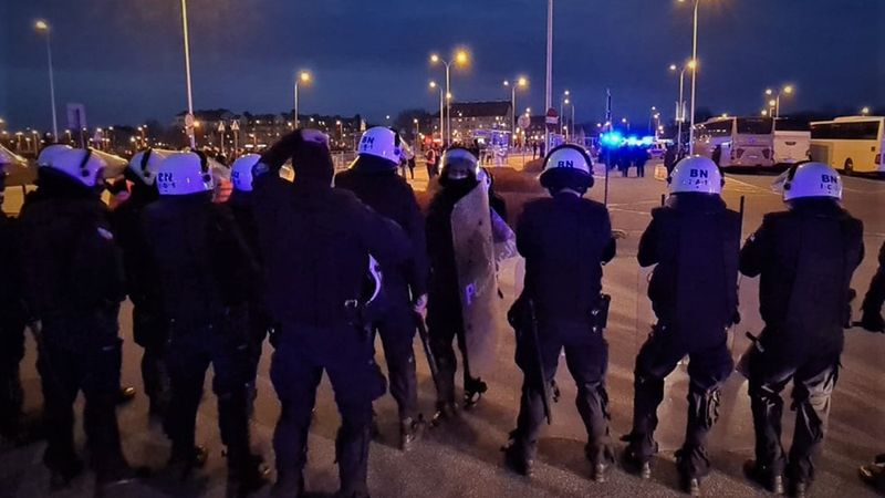 policjanci pod Stadionem Wrocław