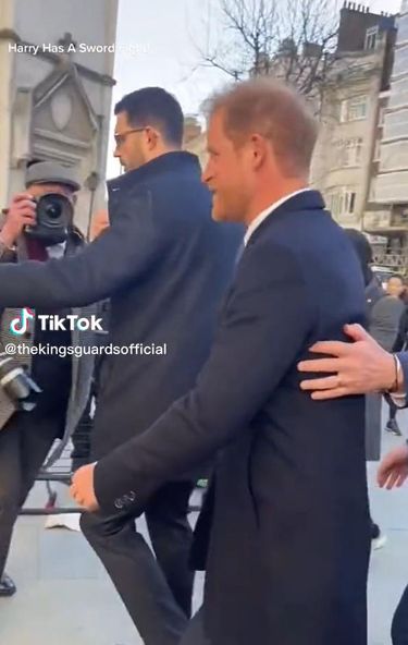 Książę Harry vs fotoreporter (fot. TikTok)