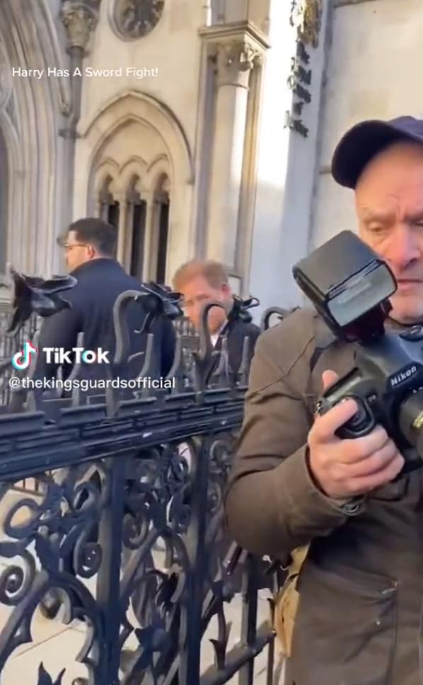 Książę Harry vs fotoreporter (fot. TikTok)